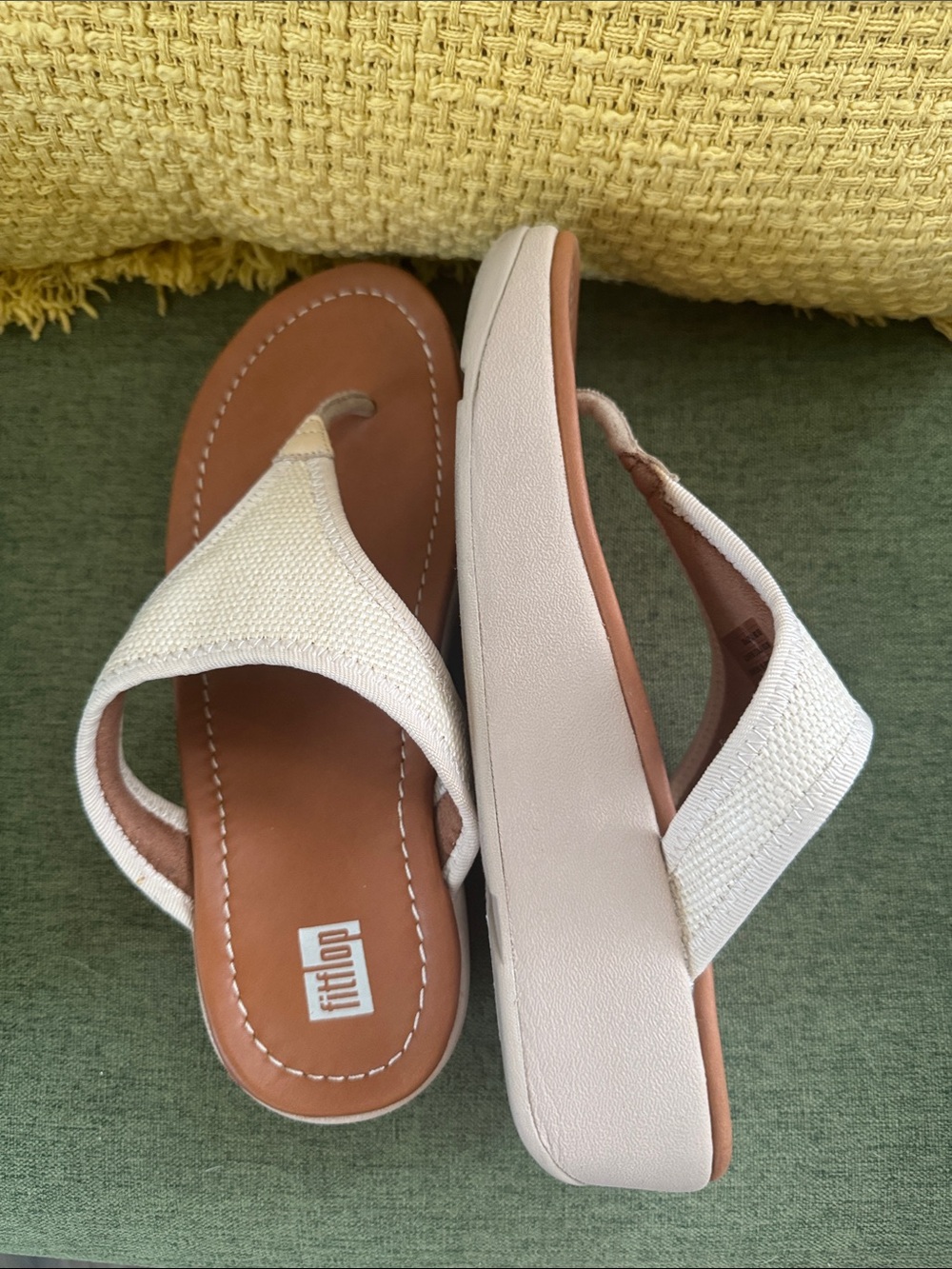 FitFlop Women’s Cream Canvas Wedge Thong Sandals Womens Size 08 - Picture 2 of 5
